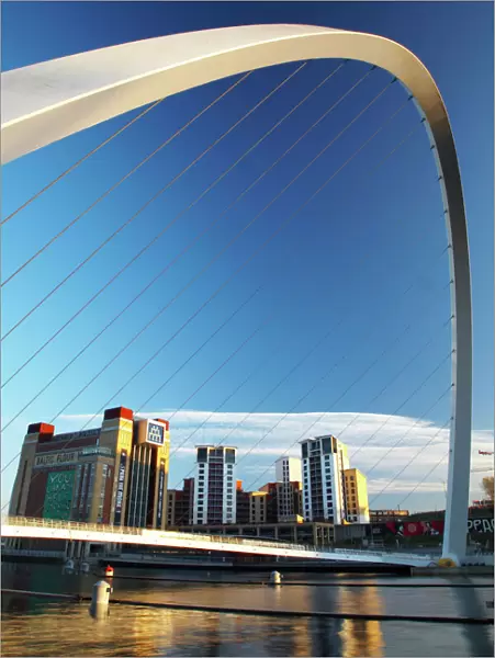 England, Tyne & Wear, Newcastle Upon Tyne. The Millennium Bridge and the river Tyne