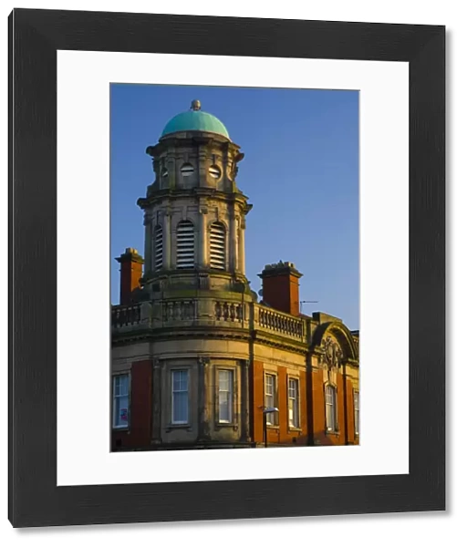 England, Tyne and Wear, Wallsend. Late afterrnoon sun highlights the features of the Wallsend Town Hall built