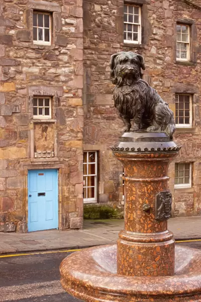 Scotland, Edinburgh, Greyfriars Bobby. Statue of Greyfriars Bobby, the famous loyal Skye Terrier who lay on the grave of his master John Gray for 14 years after his death in 1858 - Only leaving his grave briefly to