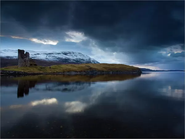 Scotland, Scottish Highlands, Assynt. The dramatic ruins of Ardvreck Castle located on a rocky promontory that juts into Loch Assynt. The castle was constructed by the MacLeods of Assynt during two phases in 1500