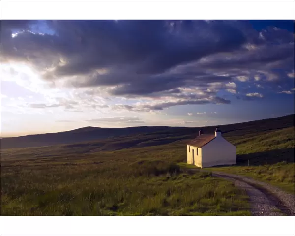 England, Cumbria, Hartside. A small cottage located within the barren landscape of