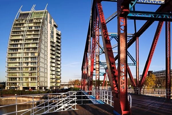 England, Greater Manchester, Salford Quays. NV apartments and Detroit Bridge located along the Manchester Ship Canal