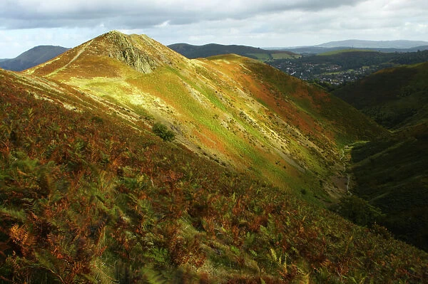 England, Shropshire, The Long Mynd. View from the Long Mynd in early autumn looking across the green and red expanse of this popular hiking and gliding plateau in the