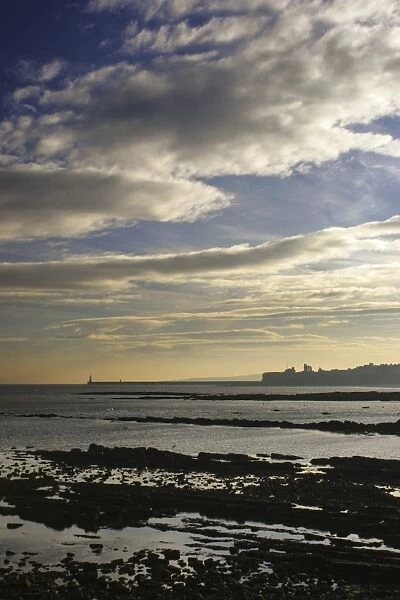 England, Tyne and Wear, Cullercoats. Looking towards the North tyne pier and Tynemouth