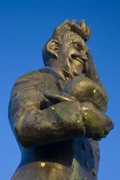England, Tyne & Wear, North Shields. Statue of Stan Laurel, half of the world famous comedy double-act Laurel and Hardy, who lived in North Shields and attended the Kings School in Tynemouth before