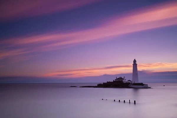 England, Tyne and Wear, St Marys Island. Pre-dawn pink skies above St Marys Island