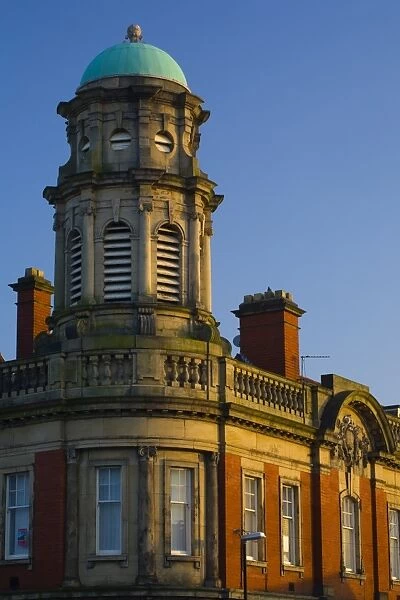 England, Tyne and Wear, Wallsend. Late afterrnoon sun highlights the features of the Wallsend Town Hall built