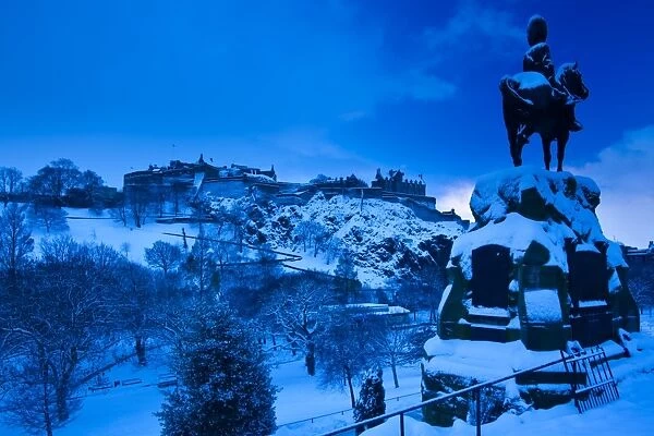 Scotland, Edinburgh, Edinburgh City. Edinburgh Castle and Princes Garden under a blanket of snow