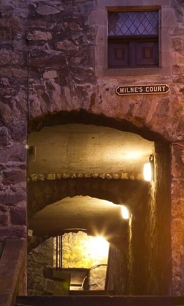Scotland, Edinburgh, Old Town. Milnes Court, a narrow passageway heading to the Royal Mile