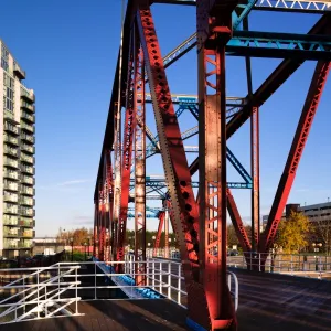 England, Greater Manchester, Salford Quays. NV apartments and Detroit Bridge located along the Manchester Ship Canal