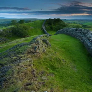 England, Northumberland, Hadrians Wall. A dramatic stretch of Hadrians Wall running along the Walltown