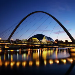 England, Tyne & Wear, Newcastle Upon Tyne. The Millennium Bridge and the river Tyne