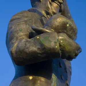 England, Tyne & Wear, North Shields. Statue of Stan Laurel, half of the world famous comedy double-act Laurel and Hardy, who lived in North Shields and attended the Kings School in Tynemouth before