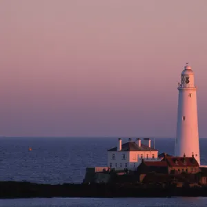 ENGLAND, Tyne & Wear, St Marys Island. The popular landmark of the lighthouse against a natural pink