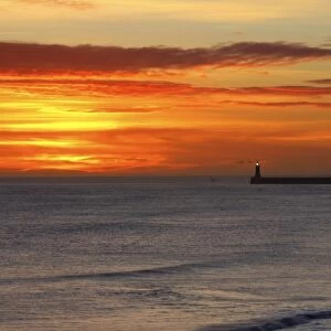 England, Tyne and Wear, Tynemouth. Sunrise looking across longsands towards the North