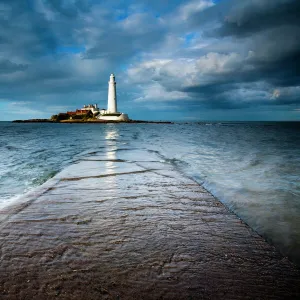 England, Tyne and Wear, Whitley Bay. Incoming tide engulfs the causeway linking St Marys Island & lifehouse to