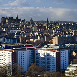 Scotland, Edinburgh, Edinburgh City. The distinctive Edinburgh skyline with the famous landmarks of the Castle and