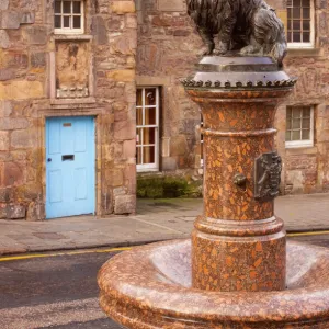 Scotland, Edinburgh, Greyfriars Bobby. Statue of Greyfriars Bobby, the famous loyal Skye Terrier who lay on the grave of his master John Gray for 14 years after his death in 1858 - Only leaving his grave briefly to