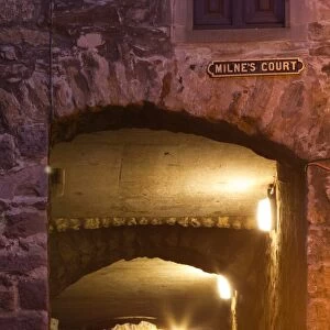 Scotland, Edinburgh, Old Town. Milnes Court, a narrow passageway heading to the Royal Mile