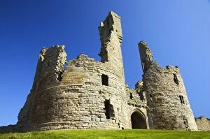 Spirit Of Northumberland Collection: England, Northumberland, Dunstanburgh Castle. The ruins of the impressive Dunstanburgh Castle
