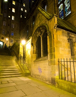 Images Dated 29th January 2009: Scotland, Edinburgh, Old Town. Milnes Court, a narrow passageway heading to the Royal Mile