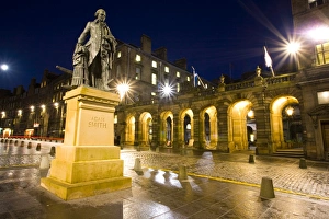 Images Dated 13th January 2009: Scotland, Edinburgh, The Royal Mile. Monument to Adam Smith opposite the Edinburgh City Chambers