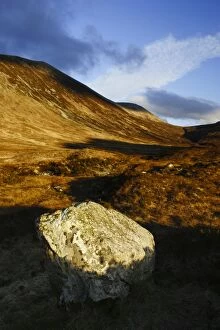 Scotland, Isle of Skye, Glen Sligachan. Evening light iluminates the red hues of the wild mountain landscape of