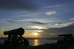 Images Dated 30th November 2004: Sunset behind the river Tyne and the Collingwood Cannons