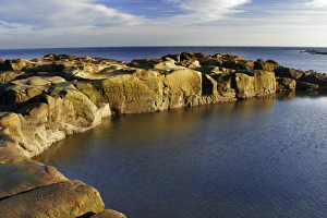 Images Dated 30th November 2004: A swimming and bathing pool cut into the rocky coastline of the North Sea in North Tyneside